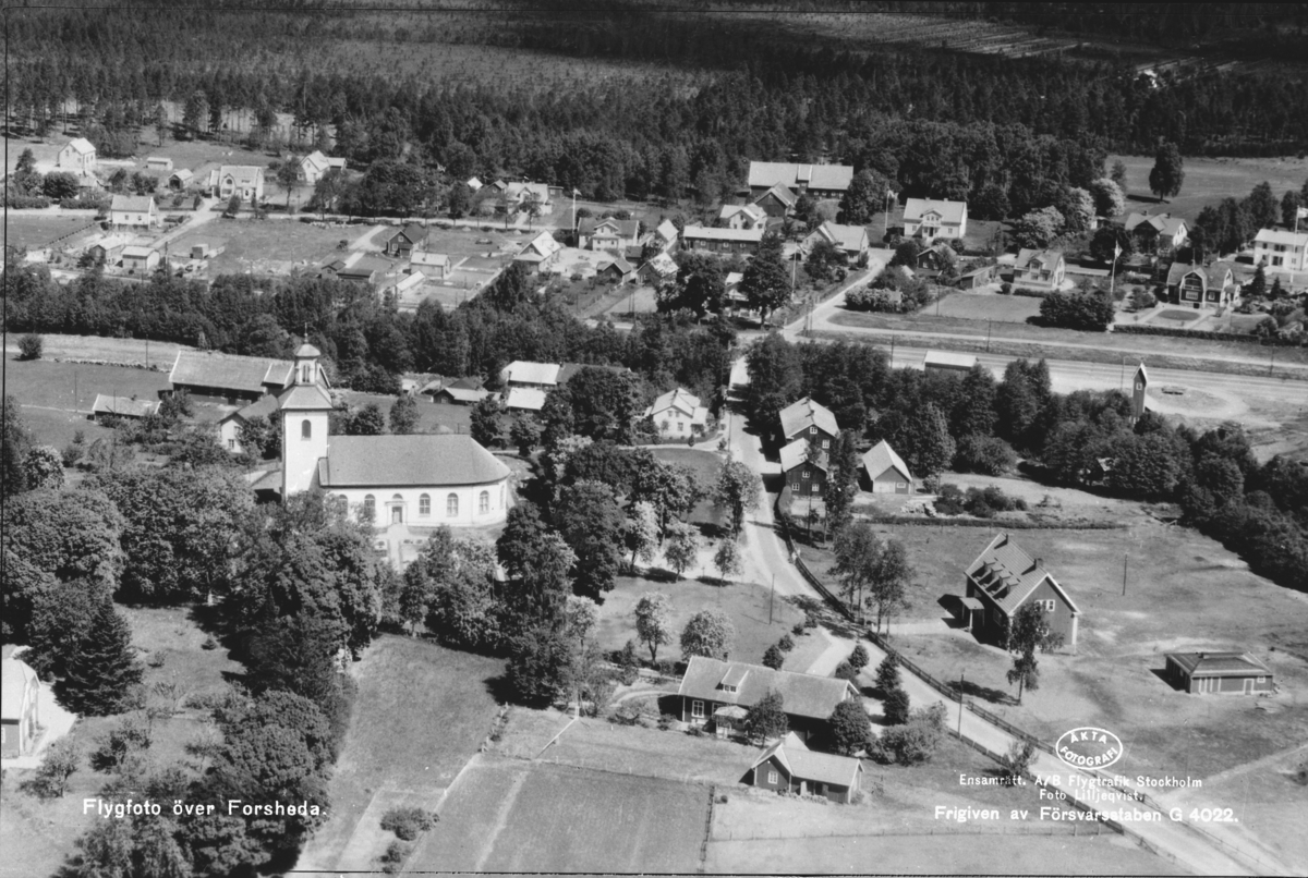 Flygfoto över Forsheda, i mitten av bilden ser man Forsheda kyrka, Värnamo kommun. Nr. G. 4022.