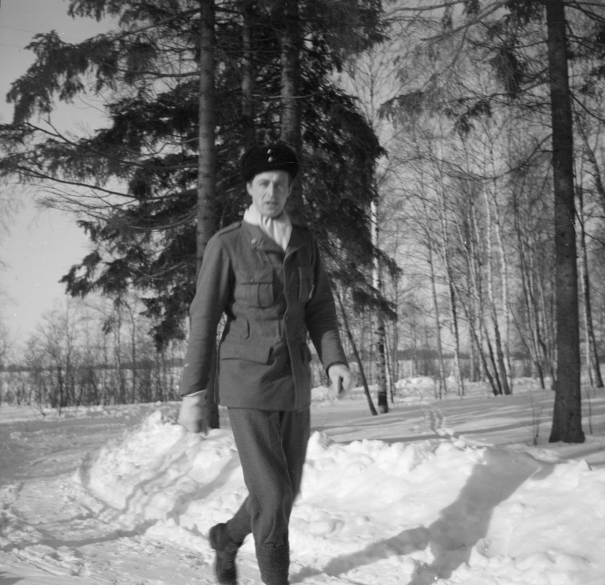 Flygförare Gunnar Färnström, tillhörande Svenska frivilligkåren i Finland, F 19, promenerar.