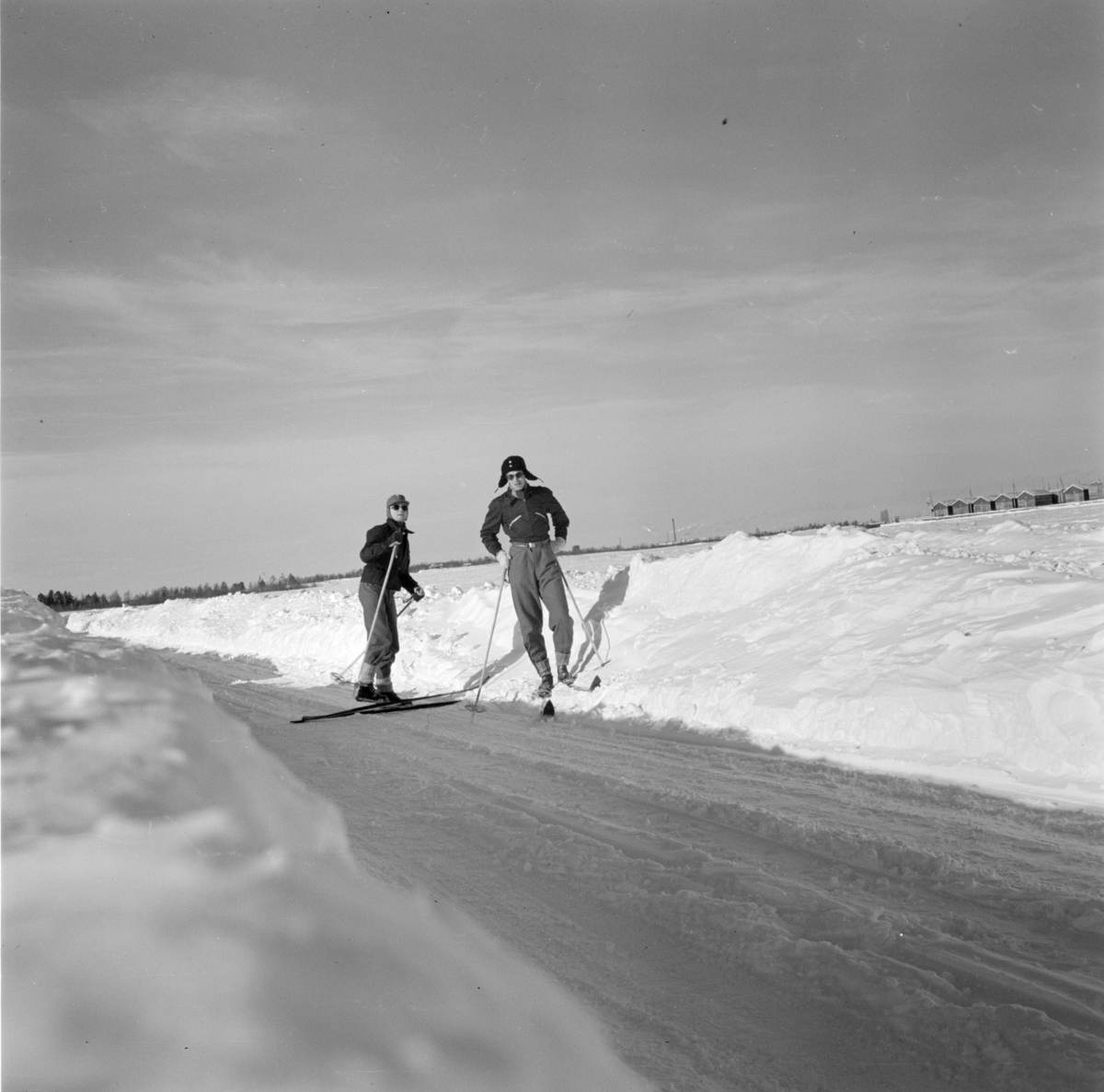 Två skidåkare på en väg vid F 19, Svenska frivilligkåren i Finland.