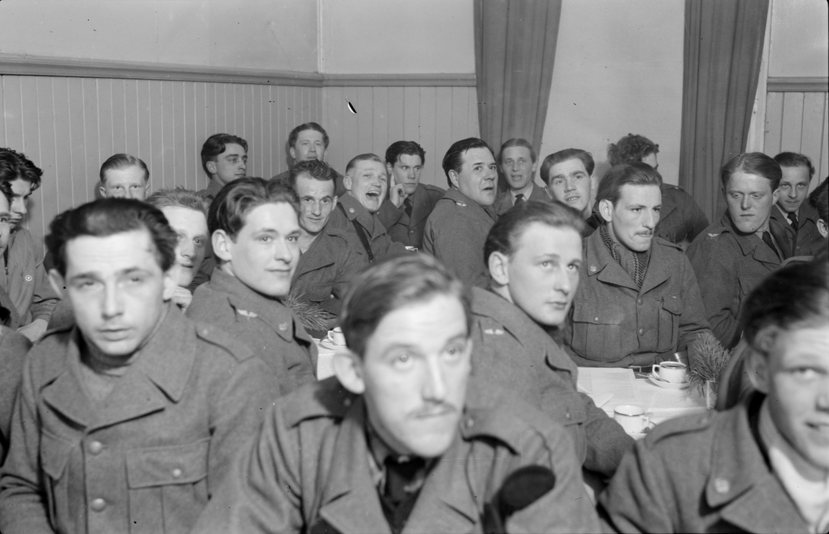 Militärer samlade för fika i matsalen vid F 19, Svenska frivilligkåren i Finland.