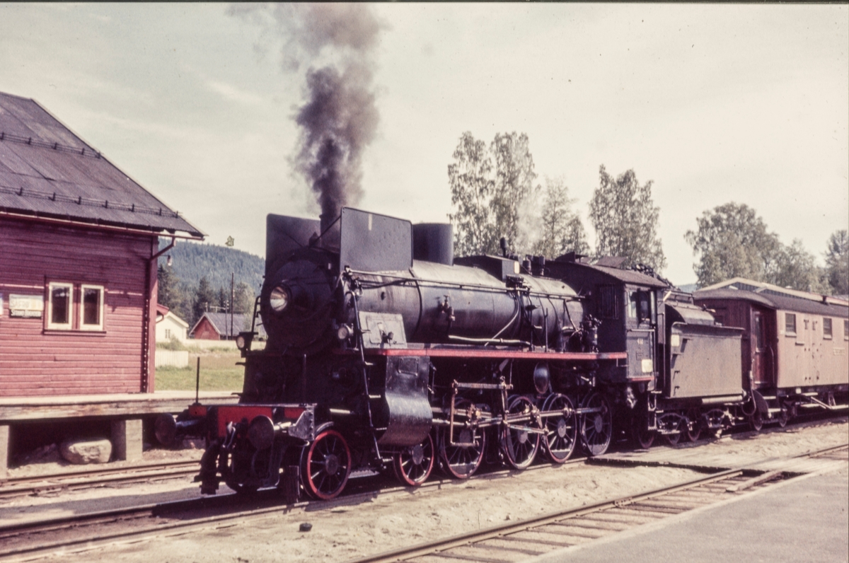 Nordgående dagtog Rørosbanen, tog 301, på Koppang stasjon. Toget trekkes av damplokomotiv type 26c nr. 412,.