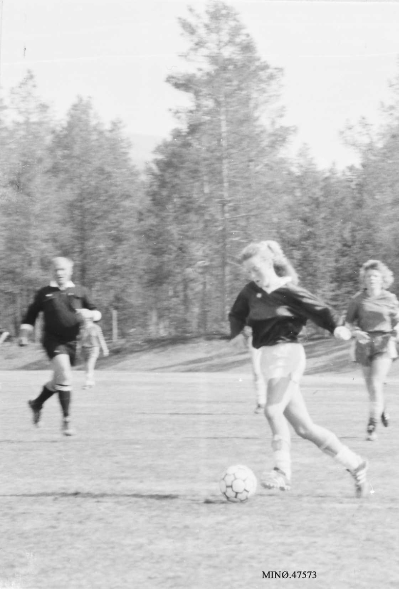 Toini Berg i aksjon på fotballbanen. 