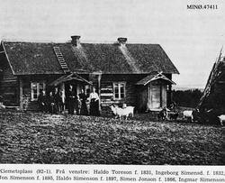 Klemetsplass. Stigarstugu. Fra v. : Haldo Toeson Klemetsplas