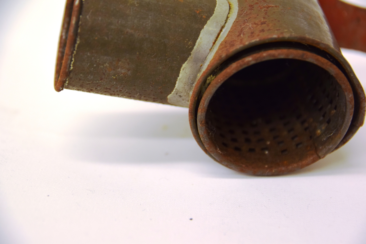 Håndkvern for bordmontering
Rund kvernetrommel, og rundt matningshull øverst. Trehåndtak på sveiva. Pressekloss mangler.