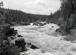 Åbjøra elv med foss.