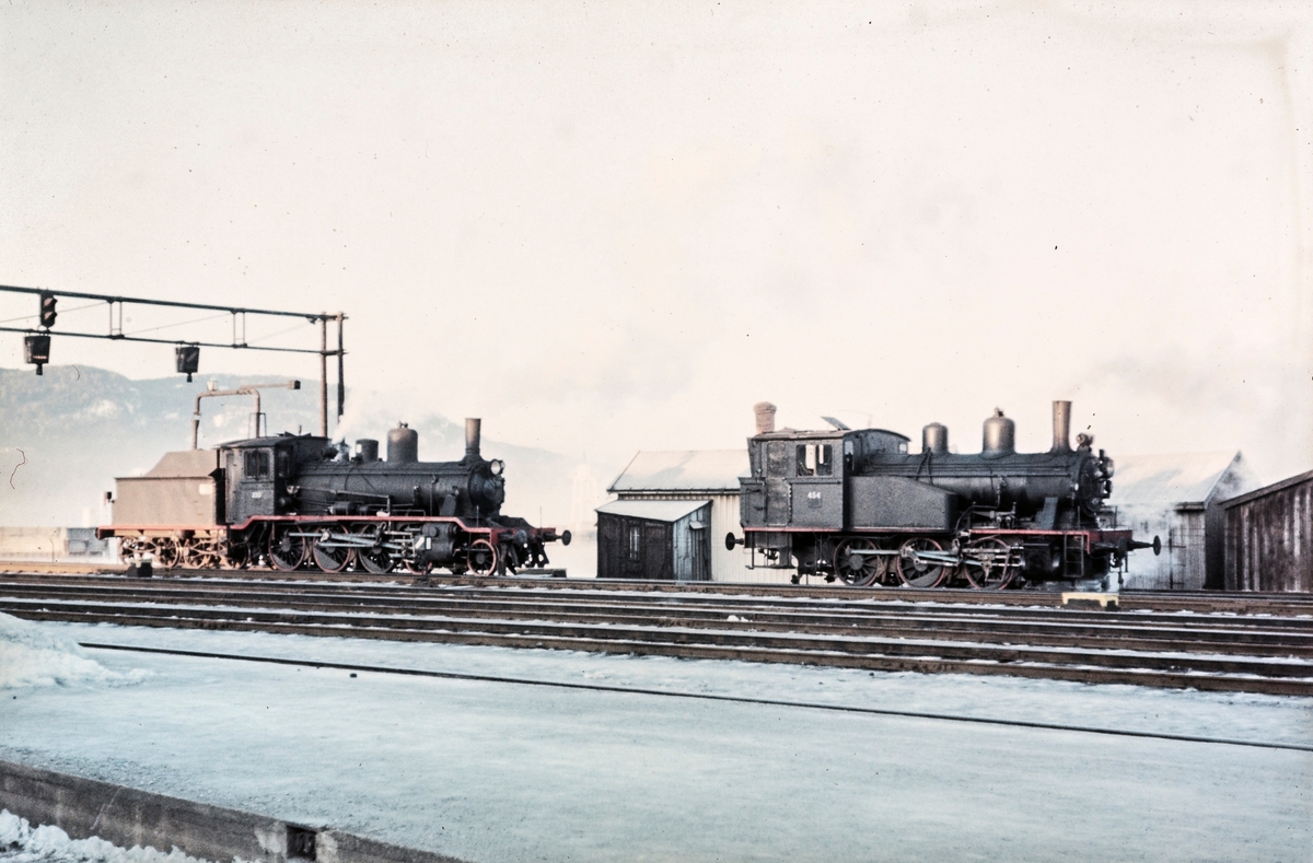 Damplokomotiv type 18c nr. 233 og 23b 454 på driftsbanegården på Trondheim stasjon.