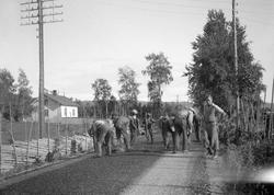Makadamisering. Legging av asfalt v/Hesselberg`s, nord for b