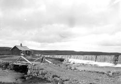 Fjellbilder. Demning med hytte.