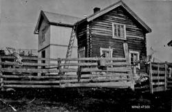 Bolighus. Stige. Gjerde