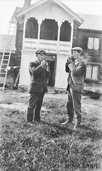 To menn tenner pipene sine