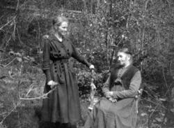 "Ana med svigerd. Marie" Foto av Ana og Marie Williamsen. Fr