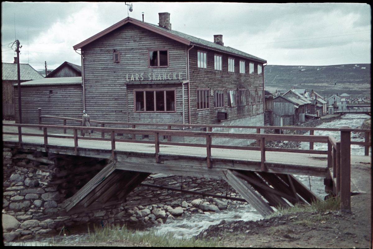 Skanckesmia ved Hyttelva og Raubrua på Røros. Skanckesmia stod ferdigbygd i 1937 og ble revet sommeren 1983.