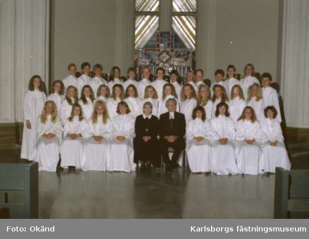 Konfirmandgrupp, Karlsborgs Garnisonskyrkan, 1990. Konfirmandlärare: kyrkoherde Holger Fernström. Neg finns.