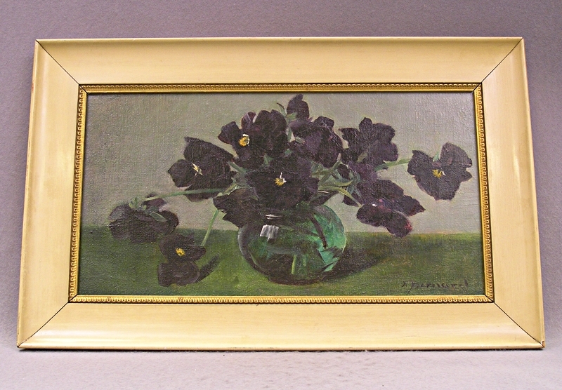 Enligt liggaren:
"Oljemålning föreställande penseer i en vas. St 26 x 42 cm. "