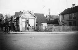 Jeløgata i Moss.
Reklame for Tiedmanns Tobak på kiosken.