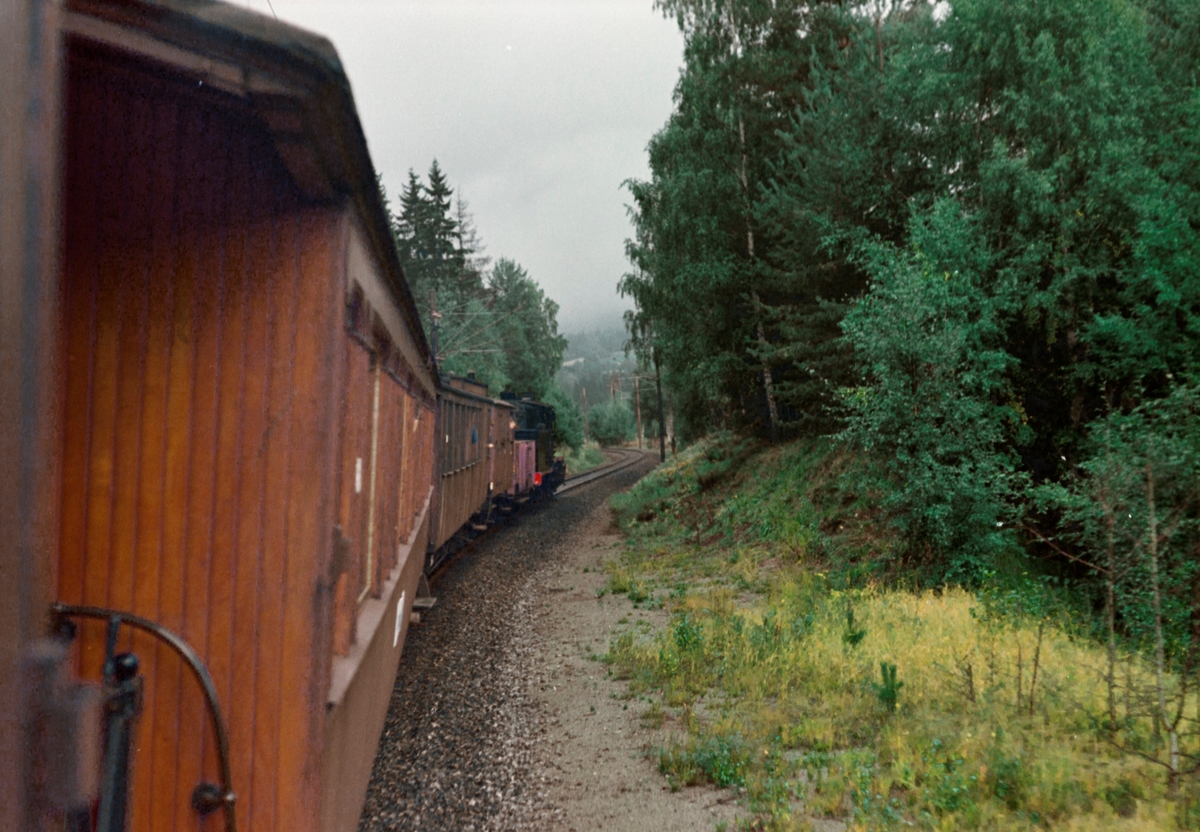 Underveis med A/L Hølandsbanens veterantog fra Drammen til Krøderen. Toget trekkes av damplokomotiv 18c 245.