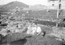 Valseter hotel. Egil og Gerd sammen med en puddel.