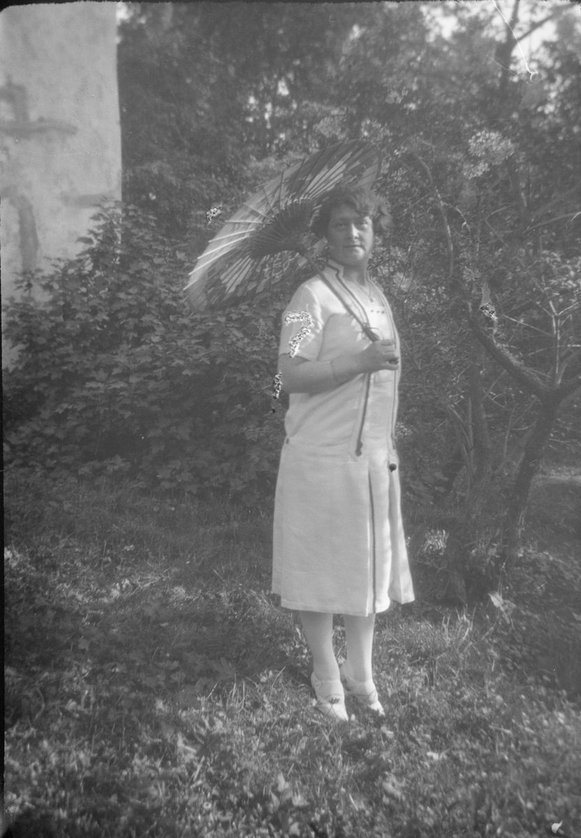 Kvinne i hagen til Astrupgården.