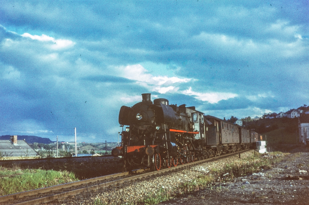 Dagtoget fra Oslo Ø til Trondheim over Røros, tog 301, ved Stavne, like syd for Trondheim. Toget trekkes av damplokomotiv type 26c nr. 432.