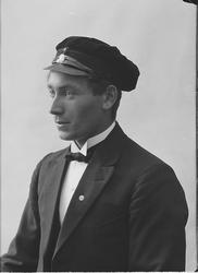 Portrett av J. Selnæs.