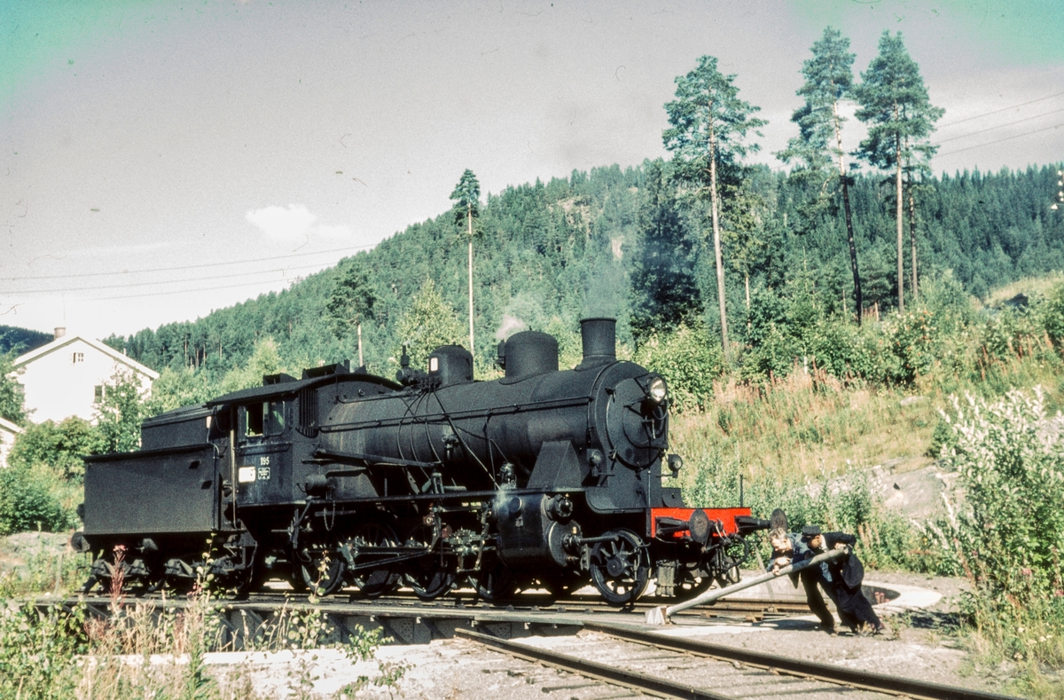 Damplokomotiv type 24b nr.195 på svingskiven på Fagernes stasjon Lokomotivet ble benyttet på Valdresbanen og Skreiabanen.