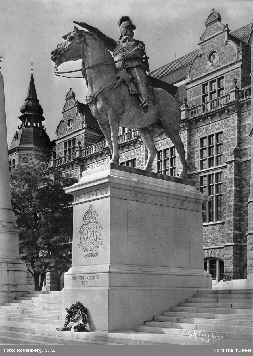 Ryttarstaty föreställande Karl X Gustav, utförd av Gustaf Malmquist, framför Nordiska museets huvudentré. Statyn stod klar 1917.