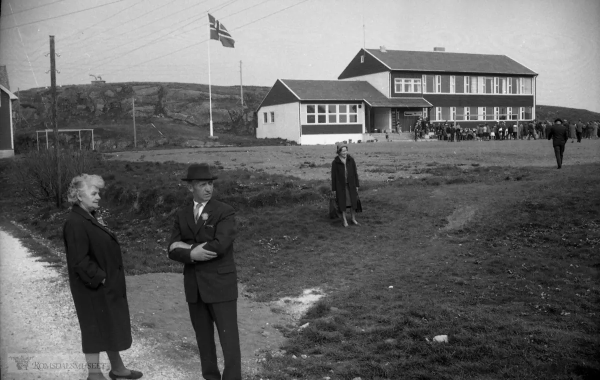"mai 1965"."Skulekorpsets tur til Bjørnsund". Olette Rasmussen og Leonard Rasmussen var bestyrere på Fiskerimuseet på Hjertøya.
