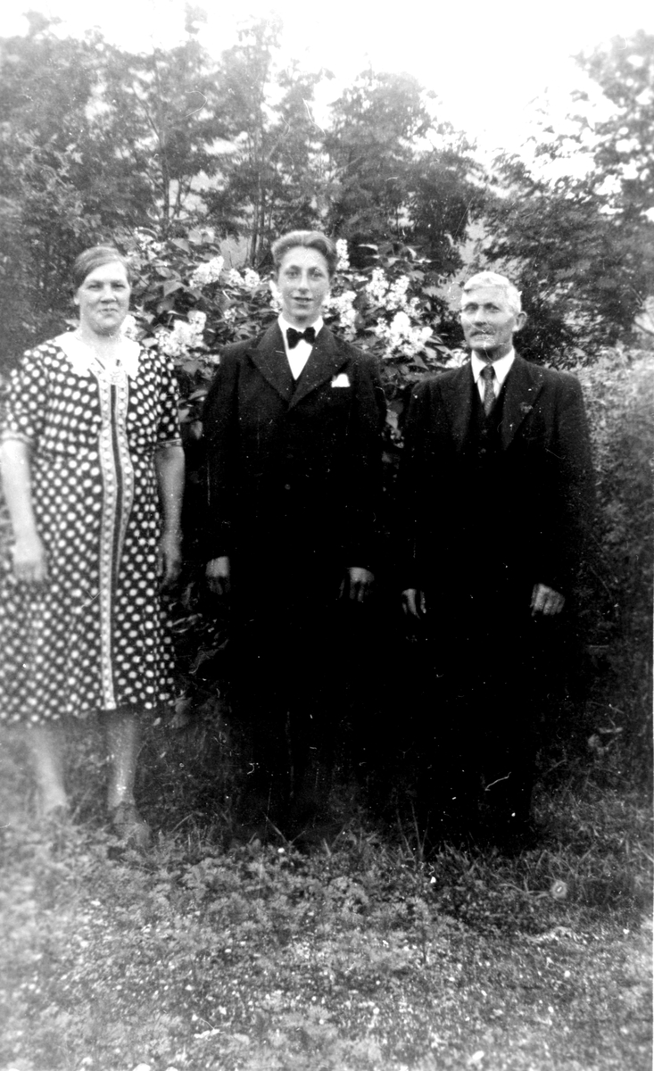 Konfirmant Gotlieb Rochmann og foreldre. 1946