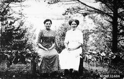 To kvinner i naturen