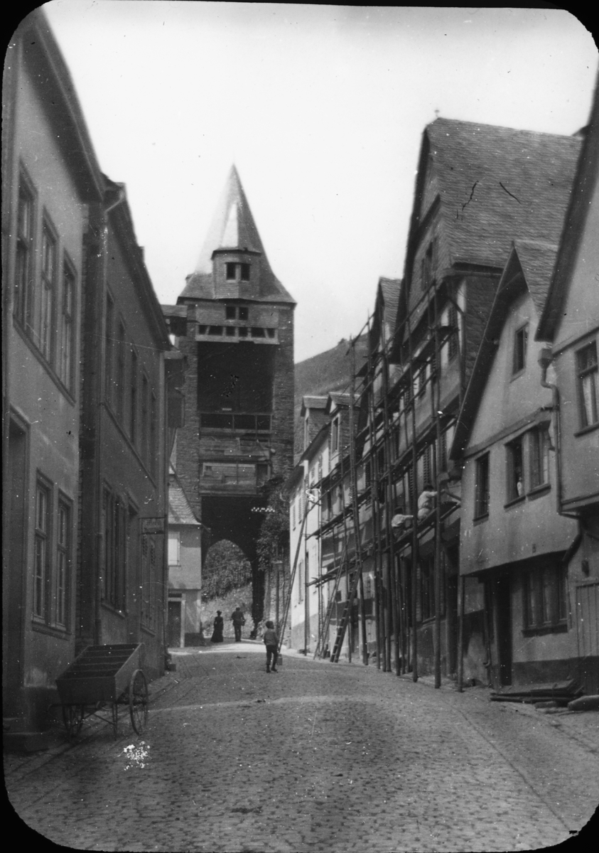 Skioptikonbild med motiv från Bacharach am Rhein.
Bilden har förvarats i kartong märkt: Resan 1904. Bacharach. Rhenvandring.