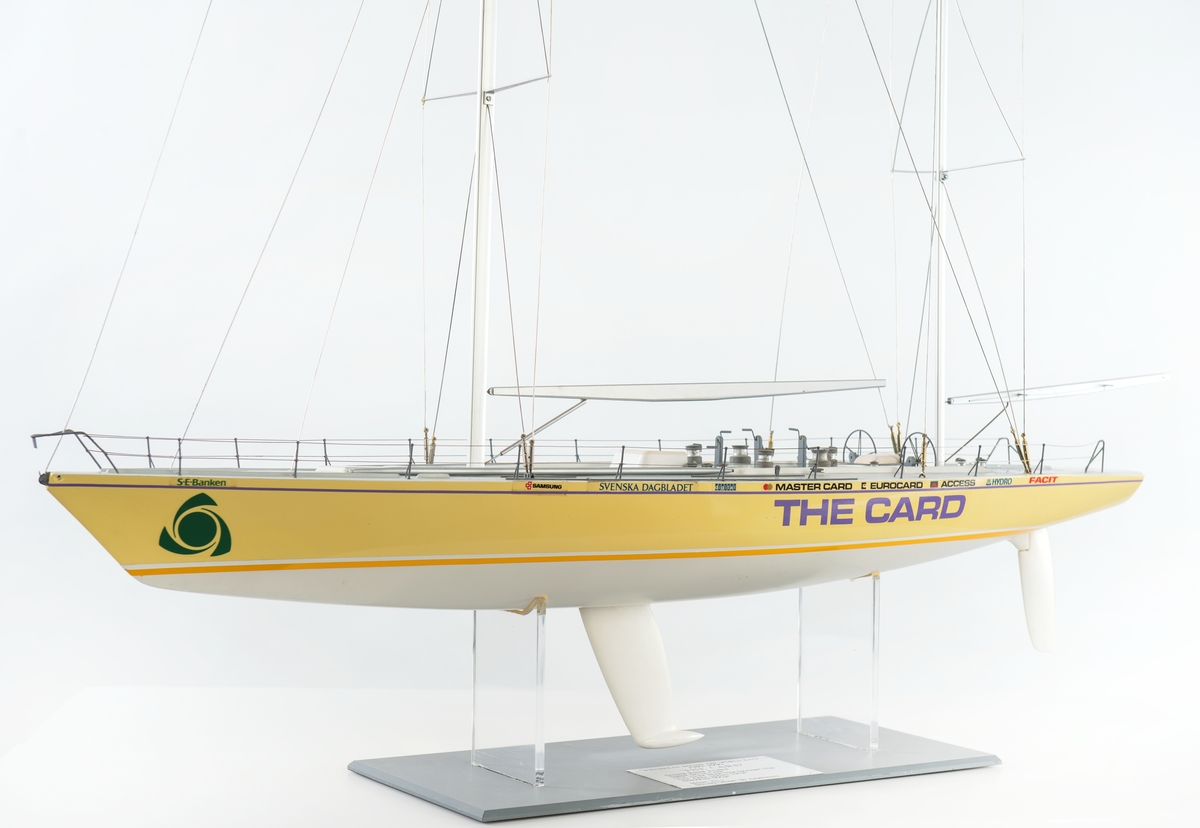 Modell av kappseglingsbåten The Card. Modellen utvecklad av Bo Armstrong, som även stått för färgsättning och grafiskt utförande på originalbåten The Card.
