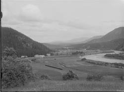 Gården Aust- Brekka i Helgådalen, Skjækerdalen i bakgrunnen.