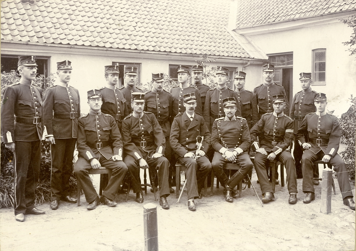 Grupporträtt av officerare och soldater vid Wendes trängbataljon T 4 i Landskrona.
För namn, se bild nr. 2.