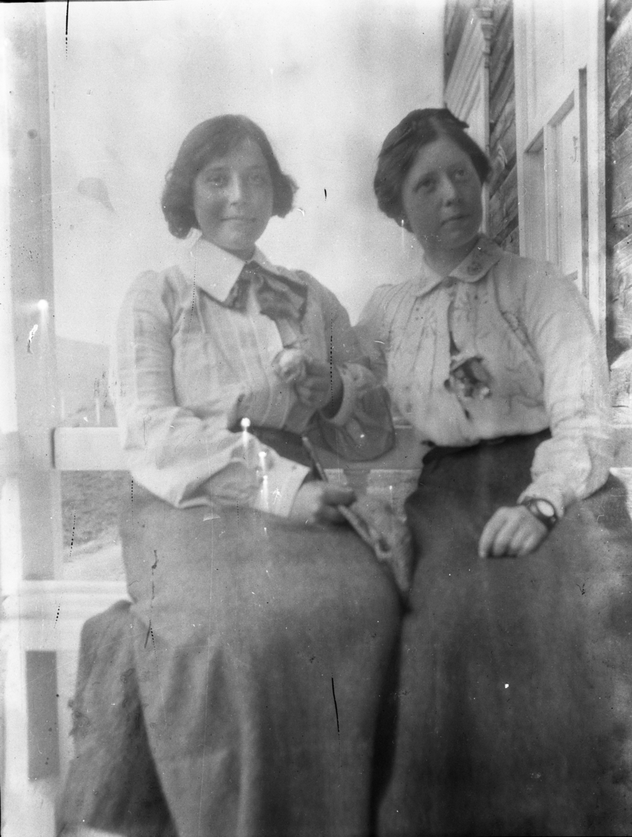 Rikard Berges fotoarkiv. Portretter og landskap. Bilde nr. 13.

Fotografier tatt av Rikard Berge. 642 nummer. Samlingen består av negativer bladfilm. Motivene er ført inn i egen protokoll av Berge. Protokollen har tittel "Bilæt-emne"