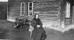 Kvinne foran bolighus
Marit Kindøl f. 1854