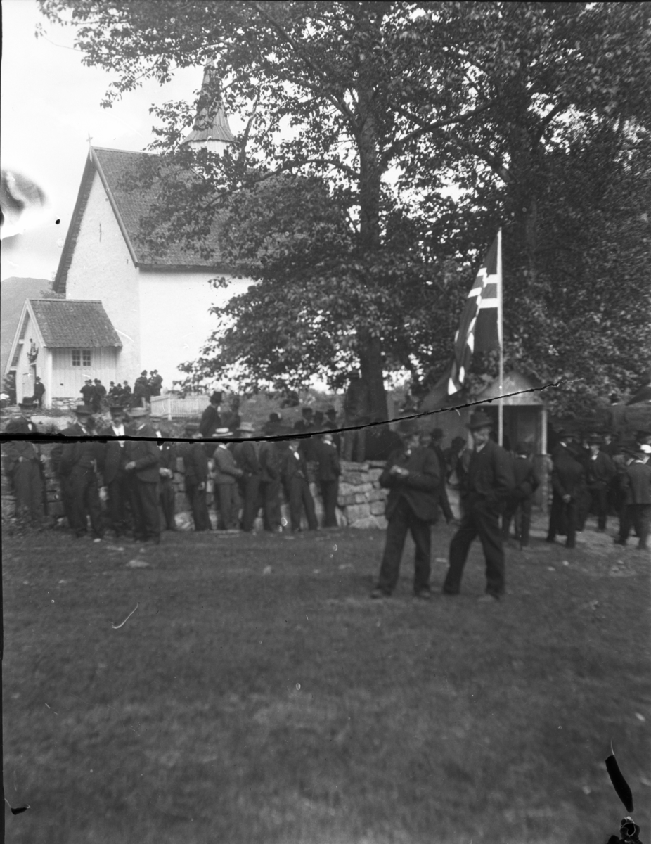 Rikard Berges fotoarkiv. Folk i bunader og klesdrakter fotografert på fjellet, 1905. Bildene er tatt av Johanna Bugge Berge. Bilde nr. 12 ant. Spellemannen Hans Smeland fra Seljord. Bilde nr. 21 ant. 17 mai, Seljord kirke.

Fotografier tatt av Rikard Berge. 642 nummer. Samlingen består av negativer bladfilm. Motivene er ført inn i egen protokoll av Berge. Protokollen har tittel "Bilæt-emne"