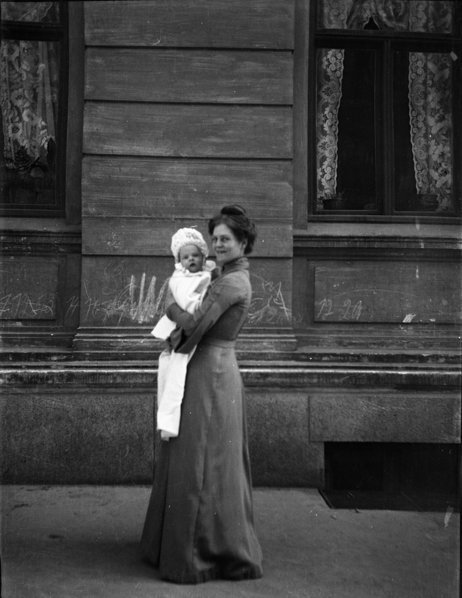 Rikard Berges fotoarkiv. Landskapsbilder og portretter Bilde nr. 10.

Fotografier tatt av Rikard Berge. 642 nummer. Samlingen består av negativer bladfilm. Motivene er ført inn i egen protokoll av Berge. Protokollen har tittel "Bilæt-emne"