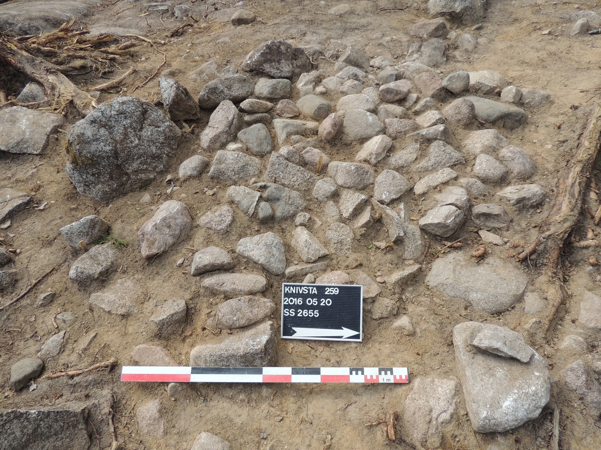Arkeologisk undersökning, grav 7 efter avtorvning, Vrå, Knivsta socken, Uppland 2016