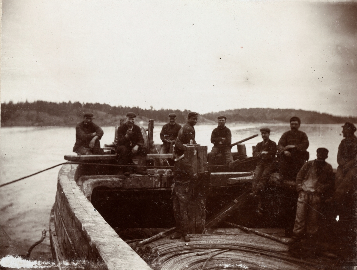 Kabelarbetare. Ur album: Kabelexpedition Gotland - Dalarö 1898.