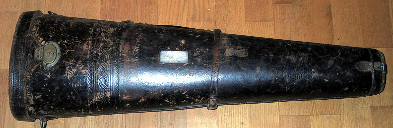 Fiolinkasse (a), folin (b) og bue (c). Kassen er i lær. Åpning i begge ender. Hemmelig rom i toppen. Preget dekor i læret. Kassa har lås. Fiolinen er god, kassen er slitt