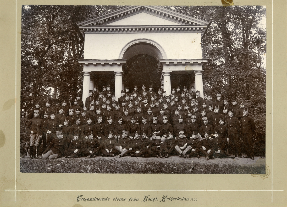 Grupporträtt av utexaminerade elever från krigsskolan 1899.
