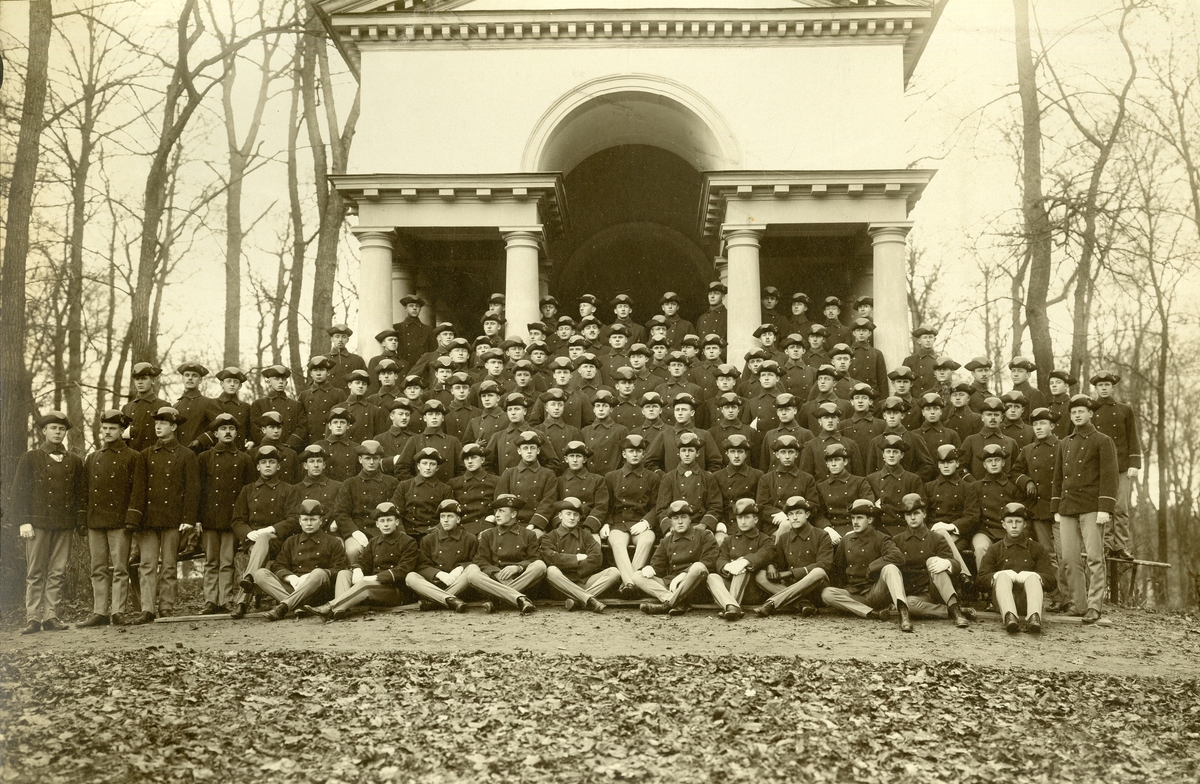 Grupporträtt av utexaminerade kadetter från krigsskolan 1911.