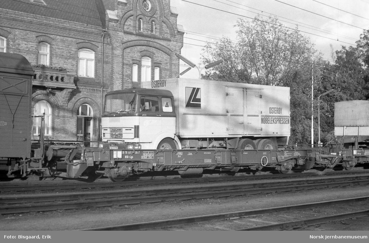 Biltransport-/containervogn litra Lgs nr. 441 6004 i tog på Grefsen stasjon, med opplastert lastebil