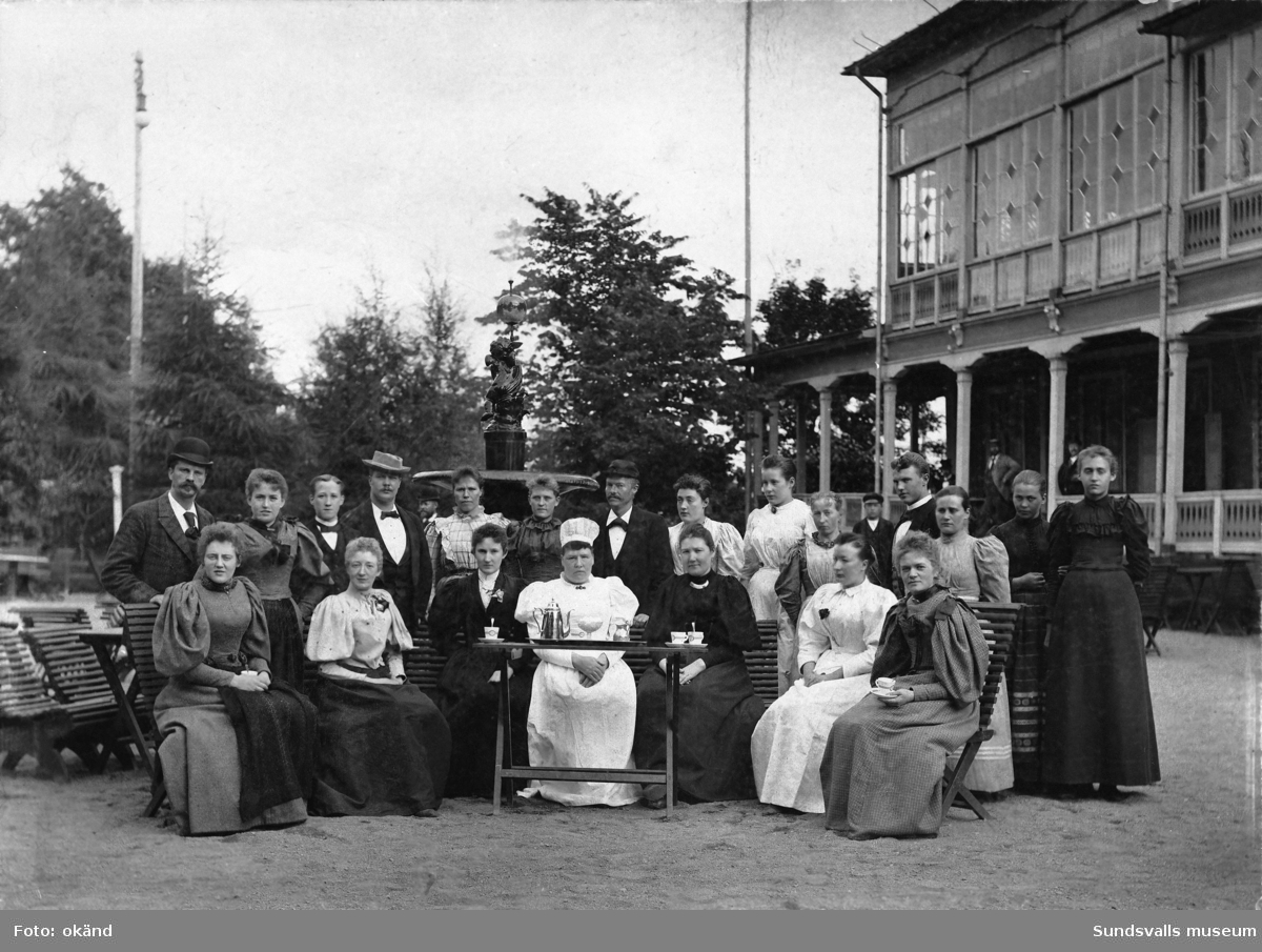 Gruppbilder med personal vid Knaust sommarrestaurang Tivoli. Bild 1 visar norra verandan.