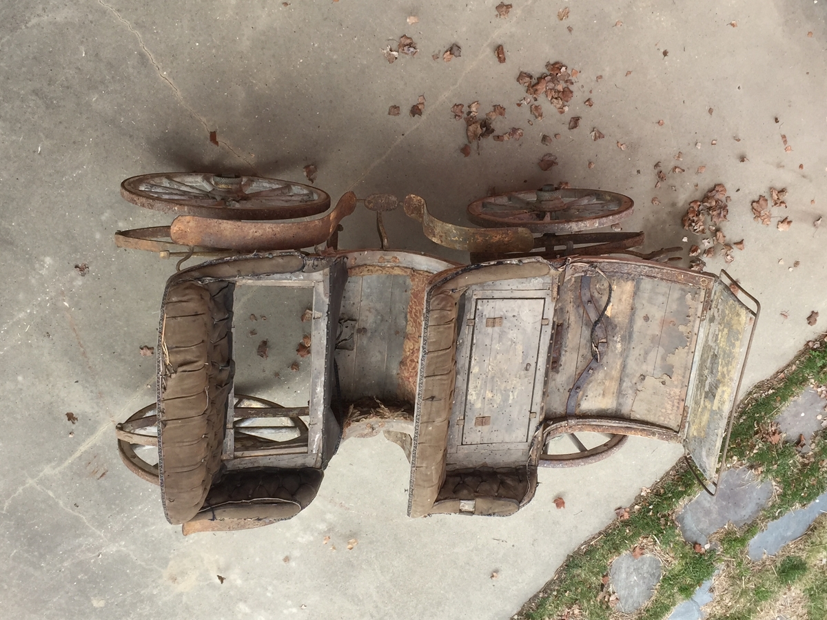 4-hjuls vogn for én og to hester til persontransport. To identiske seter med svungen fasong.