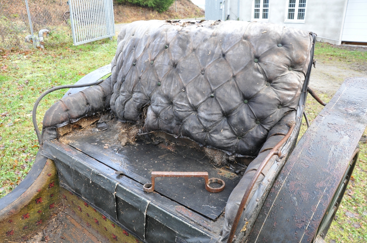 4-hjuls vogn for trekk med én hest. Trilletype. Spesielt stor fløy (skvettskjerm) . Lakeisete bakerst, stort hovedsete, lite motsete.