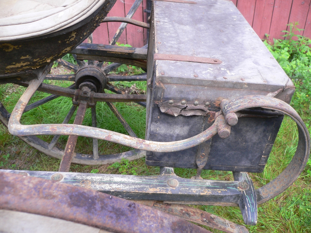 2-hjuls vogn for én hest til persontransport. Hovedsete for én person. Skrin med polstret lokk for skyssgutt.