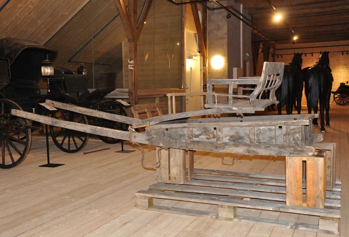 Vognkropp for trekk med én hest. Stolkjerre. Løst sete med avfjæring via to utkragede trestykker. Aksel og hjul mangler.
