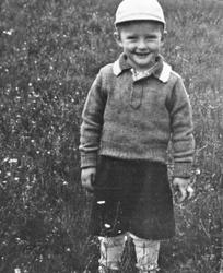 Liten pjokk ute i naturen. Ola Furuhovde.