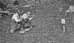 To gutter skyter på blink